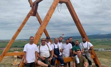 FOTO: Dobrovoľníci znovu postavili zničenú obriu hojdačku v Trstenej